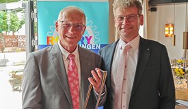 Alexander Gumpp (links) übergibt die Amtskette an Dr. Reinhard Bader