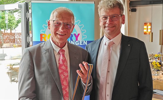 Alexander Gumpp (links) übergibt die Amtskette an Dr. Reinhard Bader